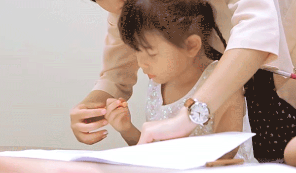 Short clip of a teacher at The Learning Lab helping a nursery 2 (N2) student with tuition classwork
